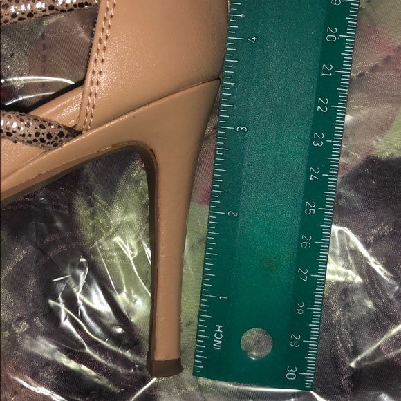 Heel shoes. Gold colour details - Picture 10 of 13